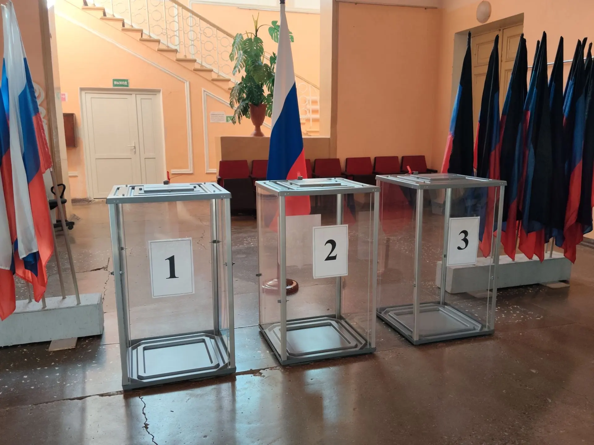 Сегодня — второй день выборов. Избирательные участки уже открылись.