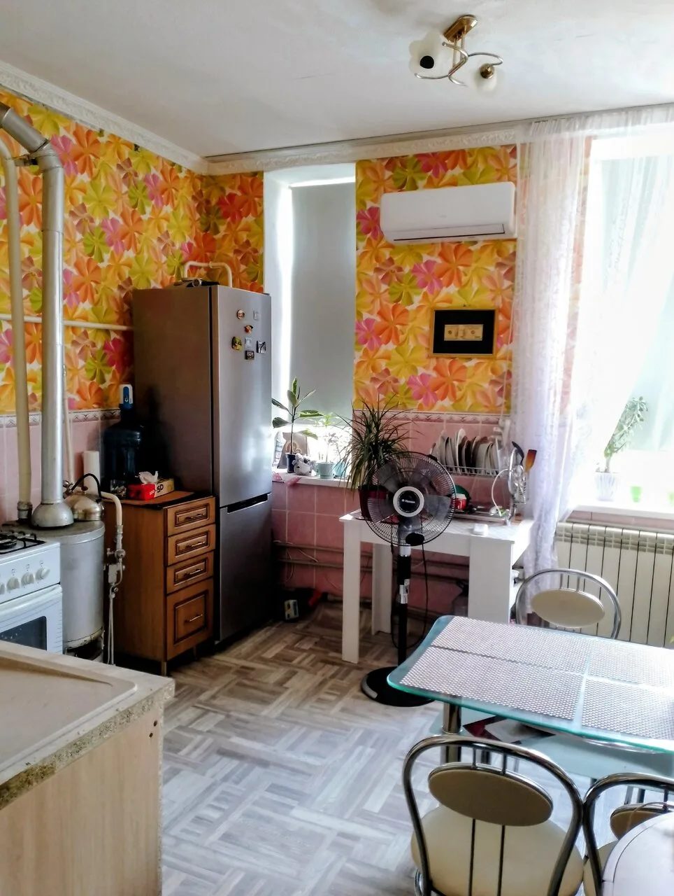 Продам 2-к. квартиру с гаражом, почти 60 м², 2 эт., Горловка, 2 250 000 руб.