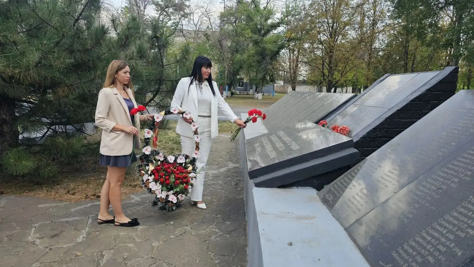 Памятная акция в пгт Дзержинский ко Дню Неизвестного солдата