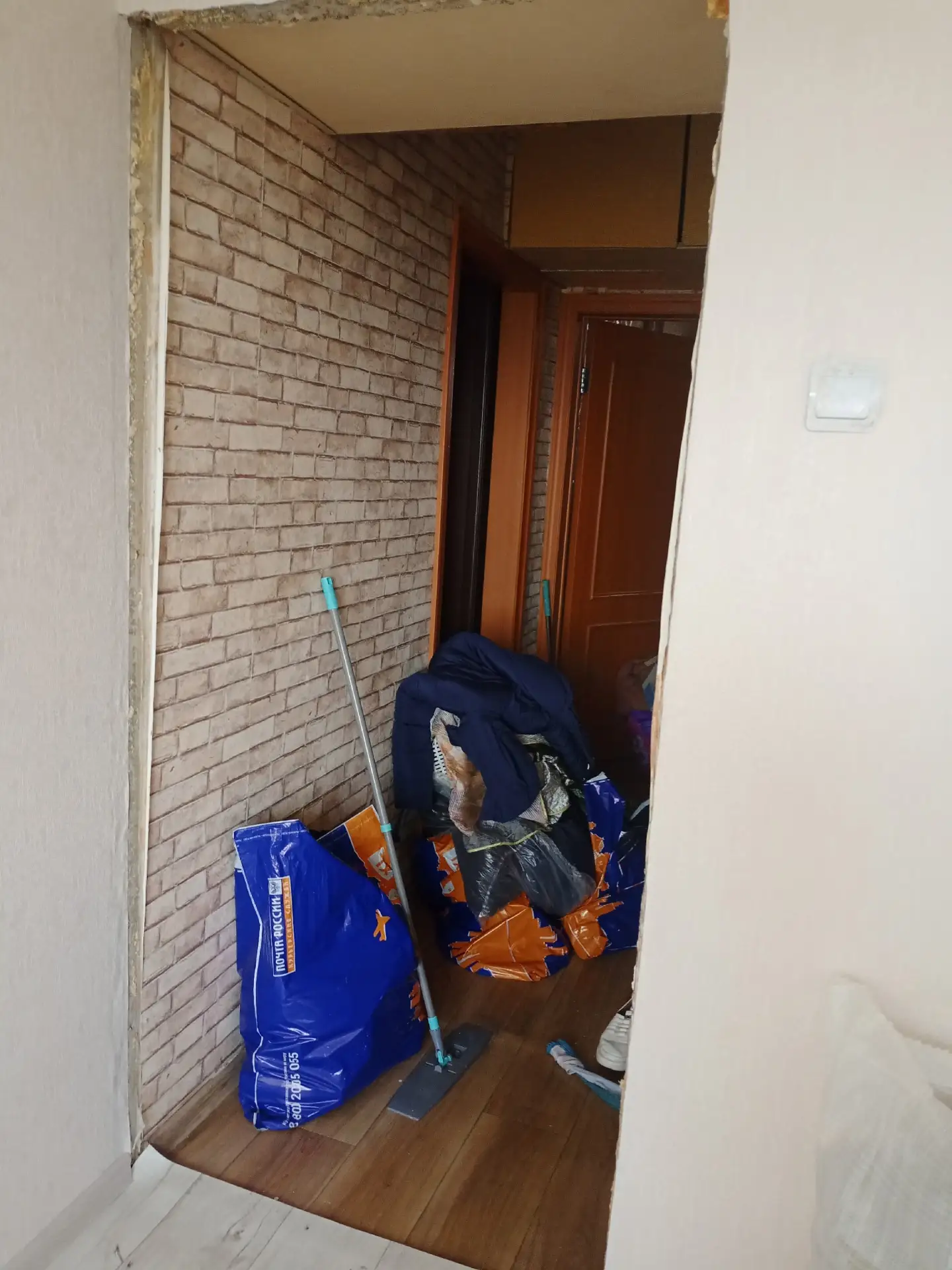 Нужно установить межкомнатную дверь и замок звоните по номеру 89011152965