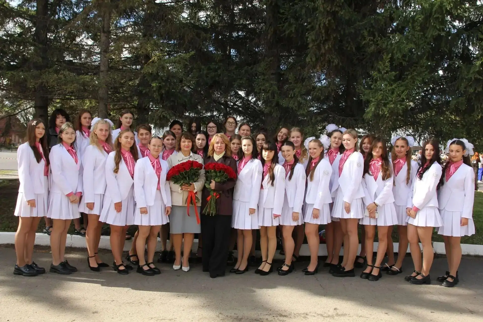 С Днём знаний, дорогие выпускницы! 🎓🍂