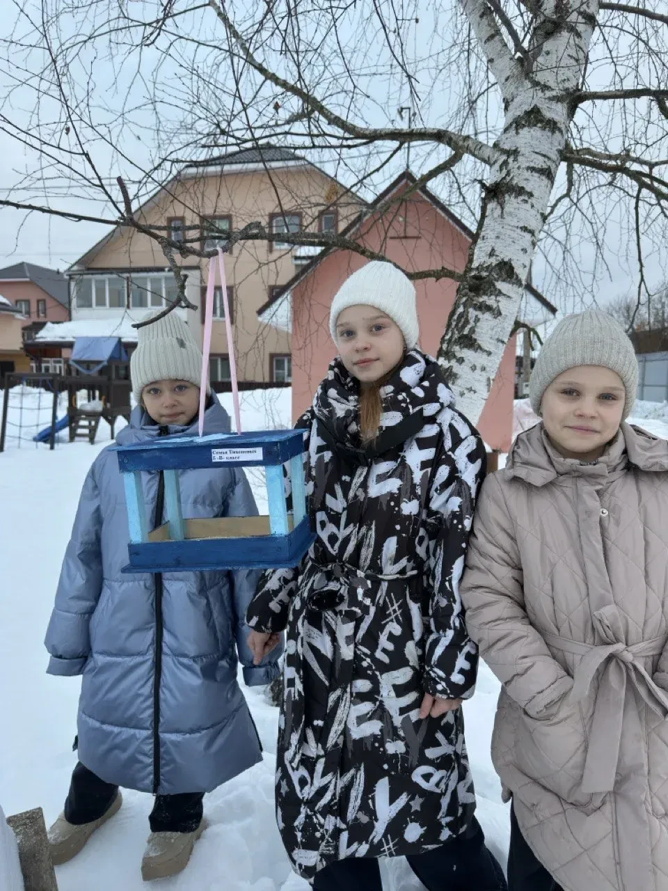 Обучающиеся 5 «В» и 5 «Л» классов приняли участие в ежегодной экологической акции «Покорми птиц». Бл