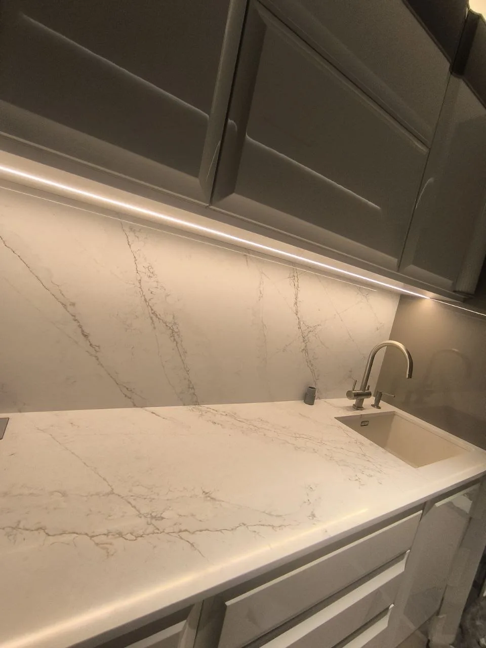Столешница и фартук из кварцевого агломерата QUANTRA QUARTZ