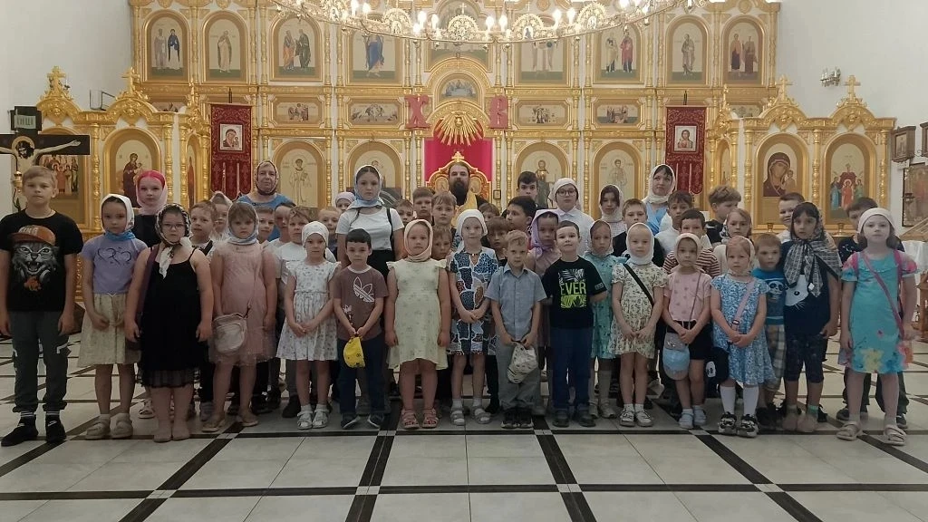 Сегодня лагерь "Спортландия" побывал в  Свято-Никольском храме  г. Меленки. Отец Павел познакомил ре