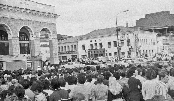 28 июля 1980 года, Москва, Таганка. 
Люди провожают в последний путь Владимира Высоцкого.