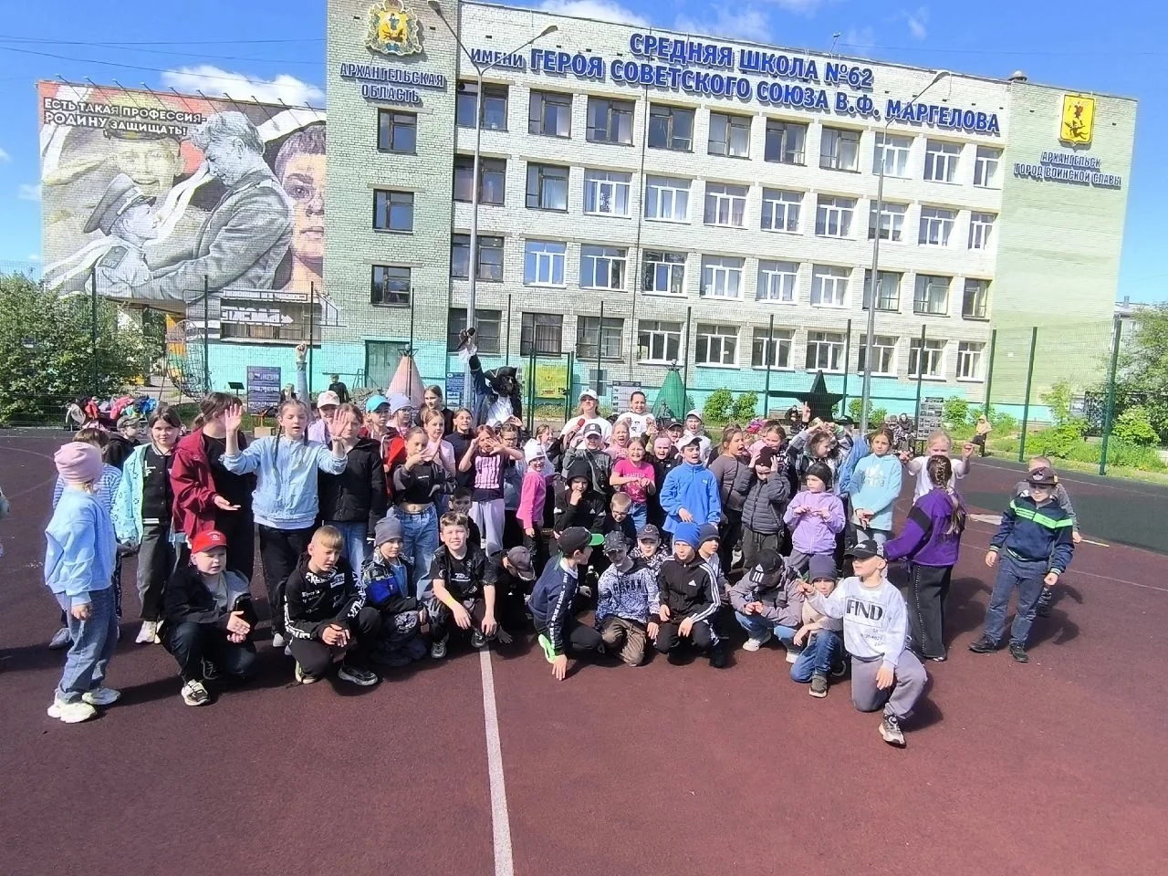 Лето, лето, сказочное лето! 
От чудес кружится голова… 
Сколько солнца! Сколько света! 
Как прекрасн