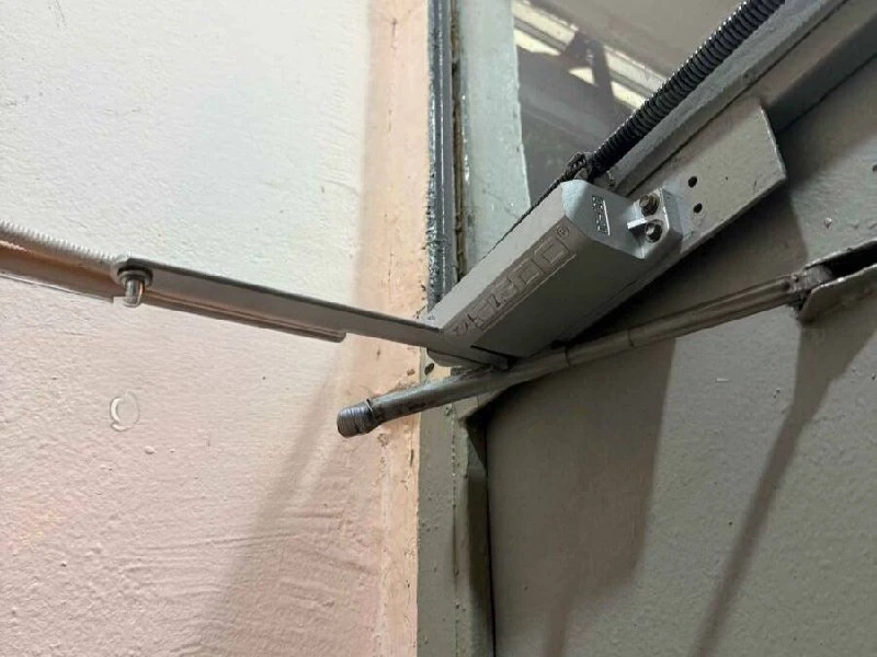 🔧 В Выхино-Жулебино жители жалуются на сломанный доводчик двери