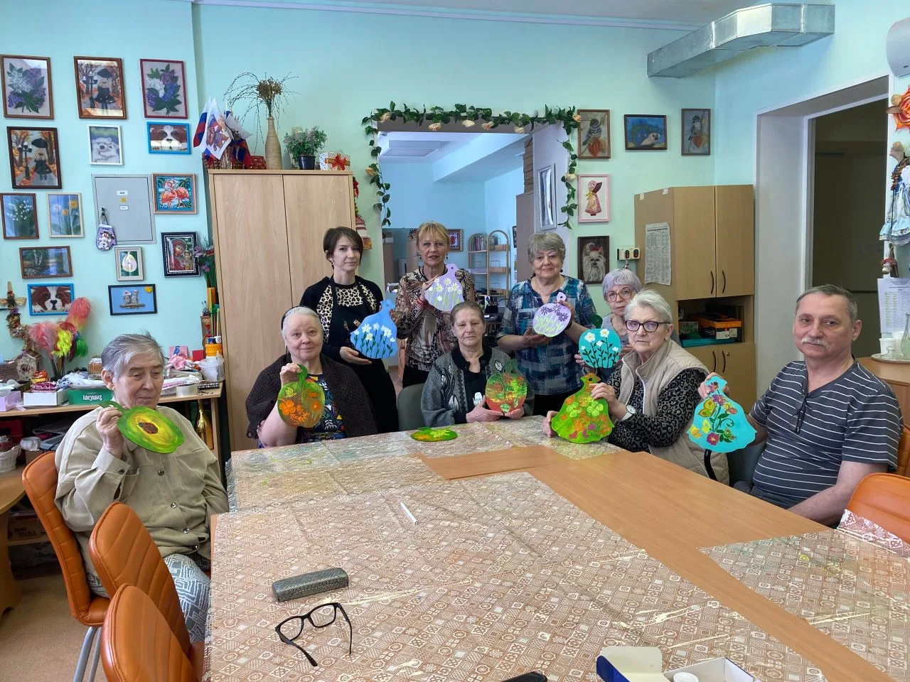 ✨ Мастер-класс по росписи декоративных досок ✨

29 апреля в творческой мастерской Североморского цен