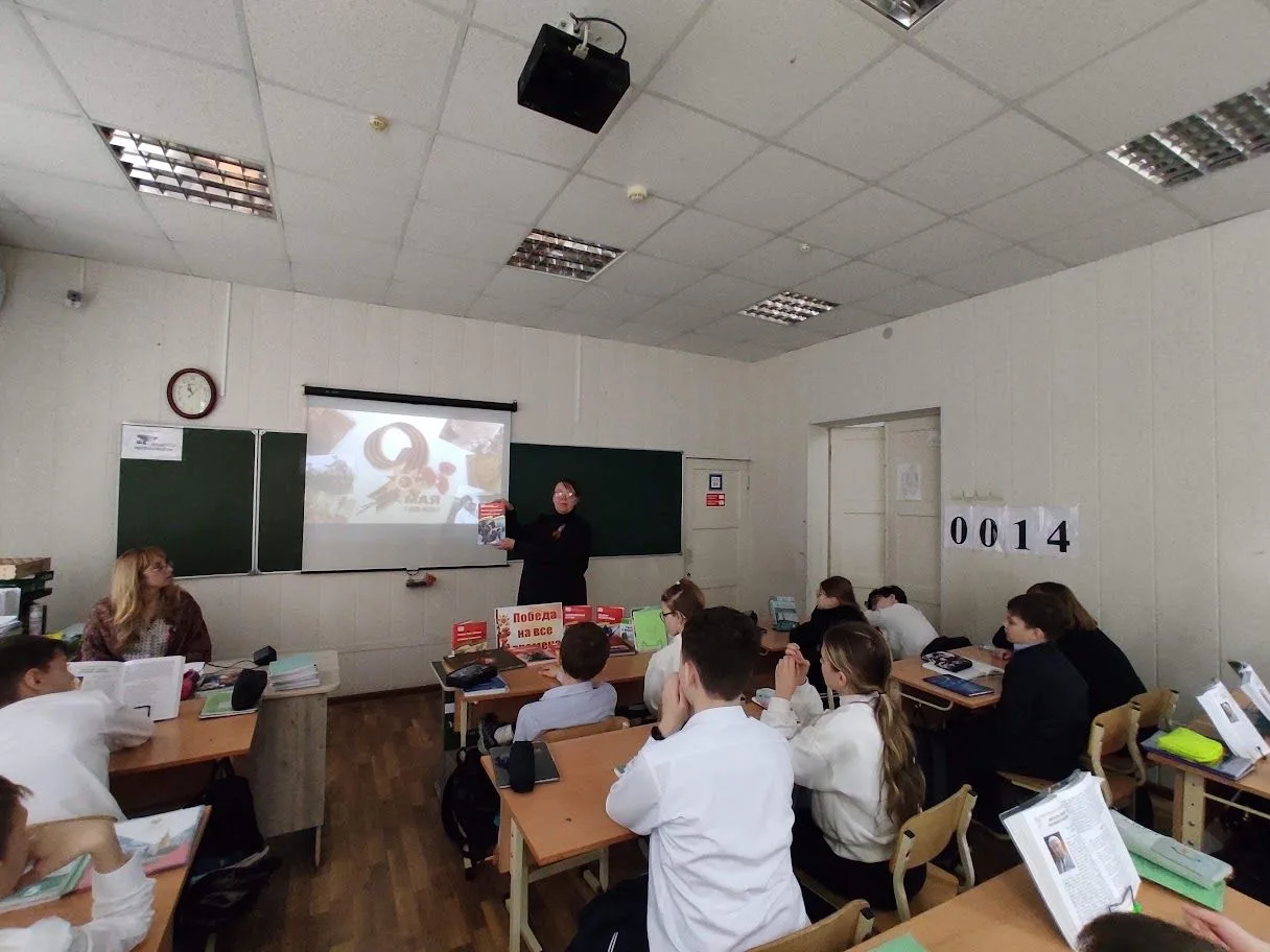 Литературно-патриотический час «Сквозь года звенит Победа»   9 Мая — день, который навсегда вписан в