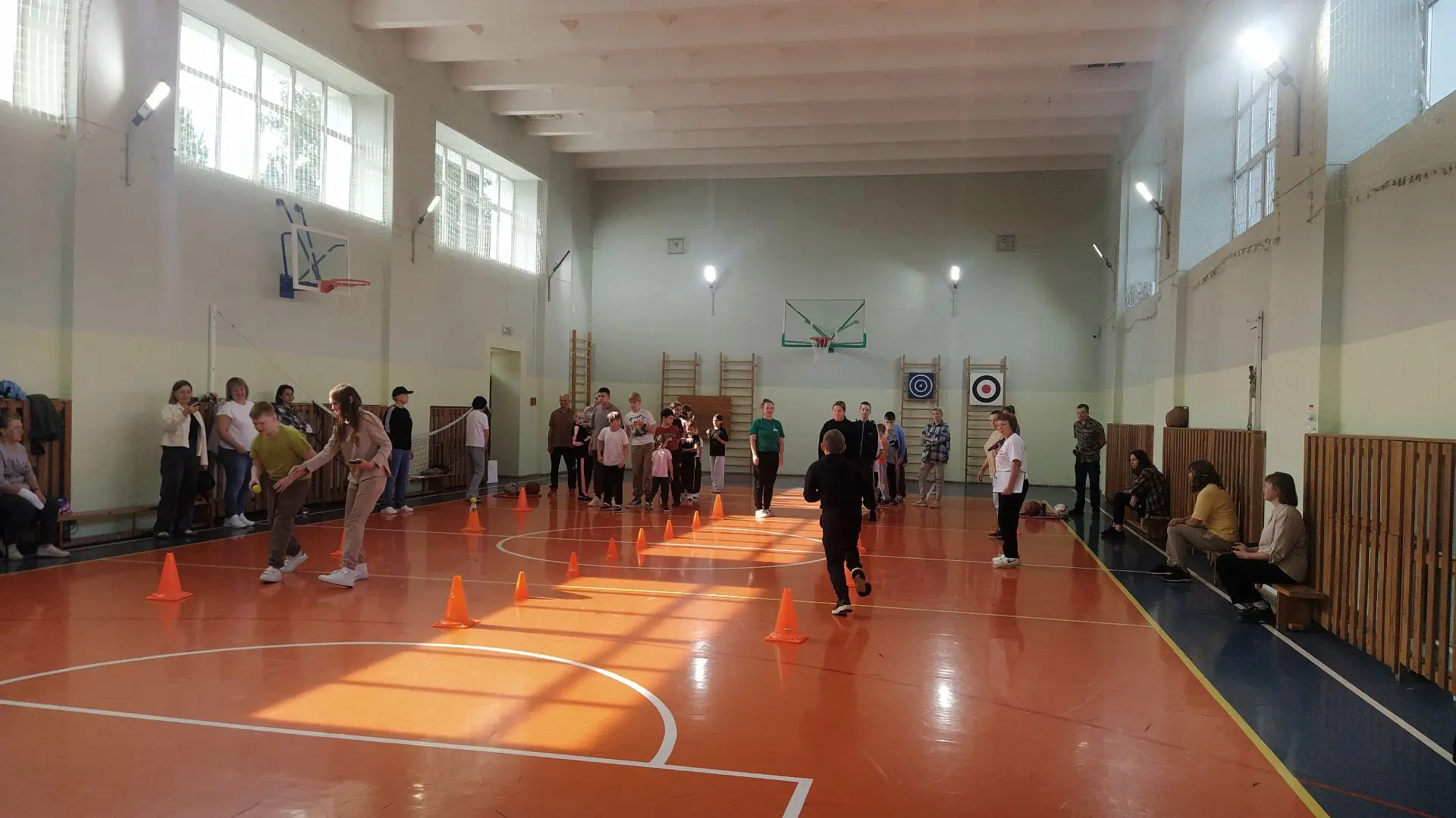 Спорт без границ: в Кировском районе прошло мероприятие для детей с особенными потребно...
