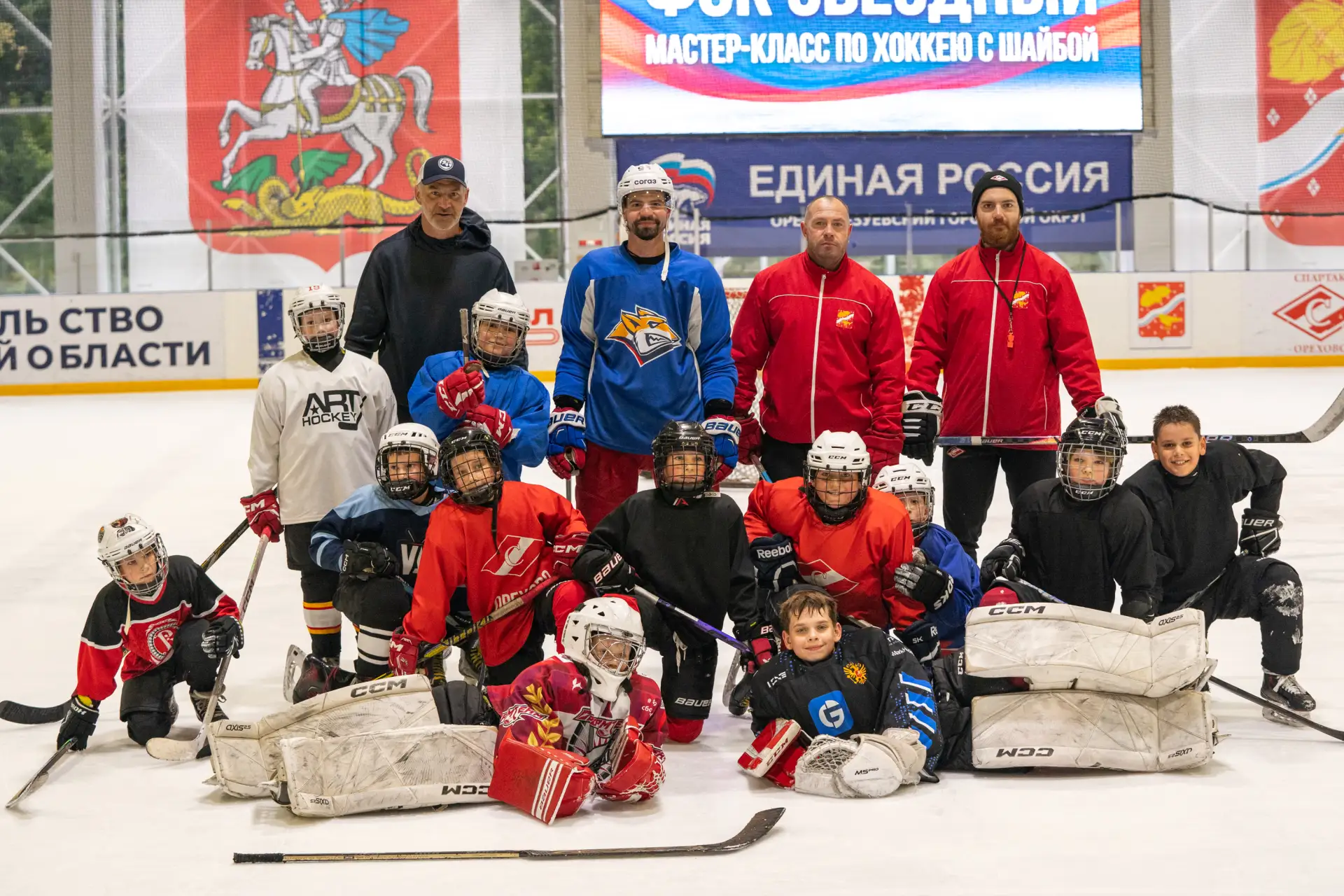 На льду – с чемпионом! 🏒

В ФОК «Звездный» прошел мастер-класс от российского хоккеиста, защитника 