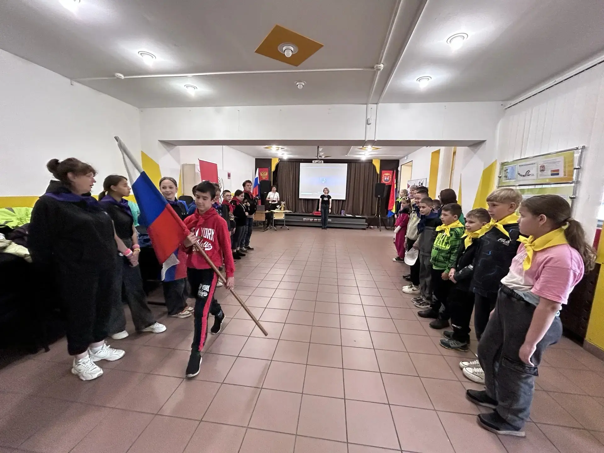 Понедельник в пришкольном лагере "Летние приключения с Движением Первых" выдался насыщенным и ярким.