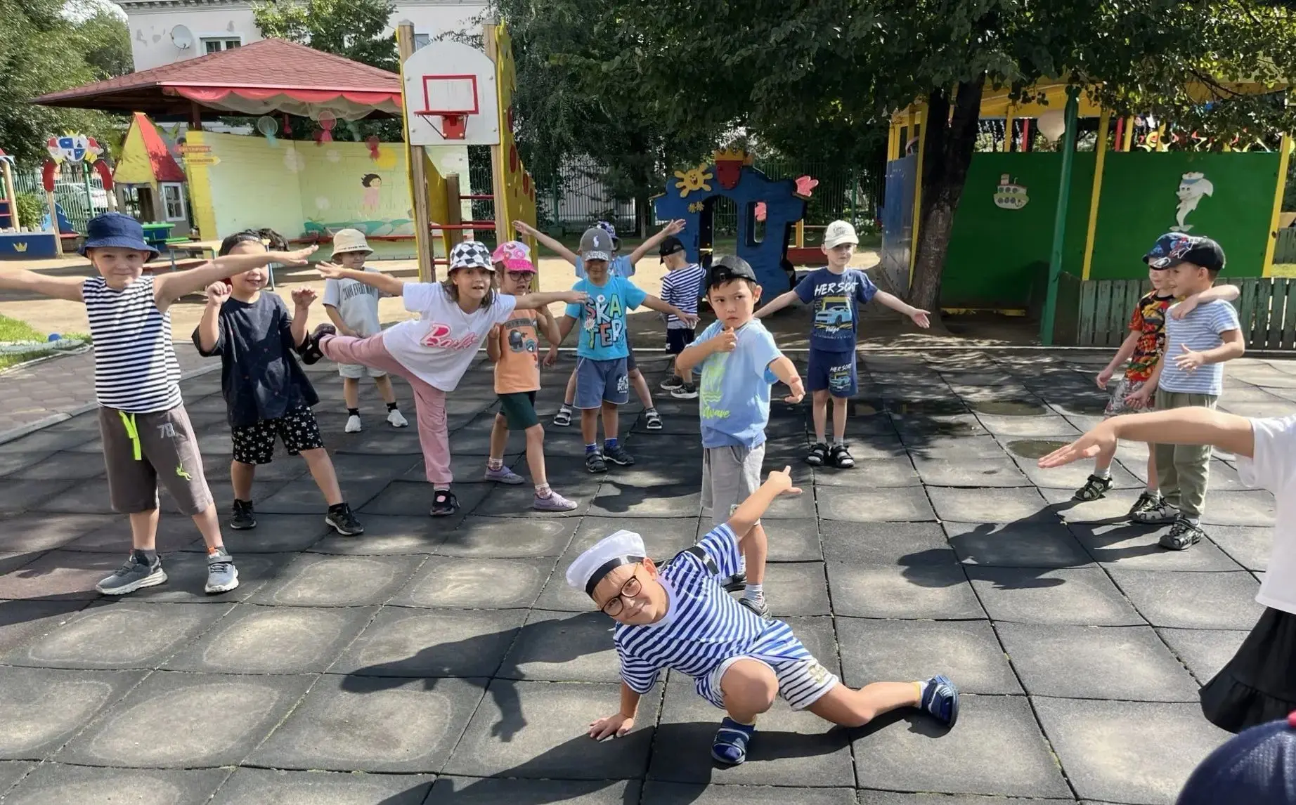 В «Матрёшке» чествовали русскую тельняшку