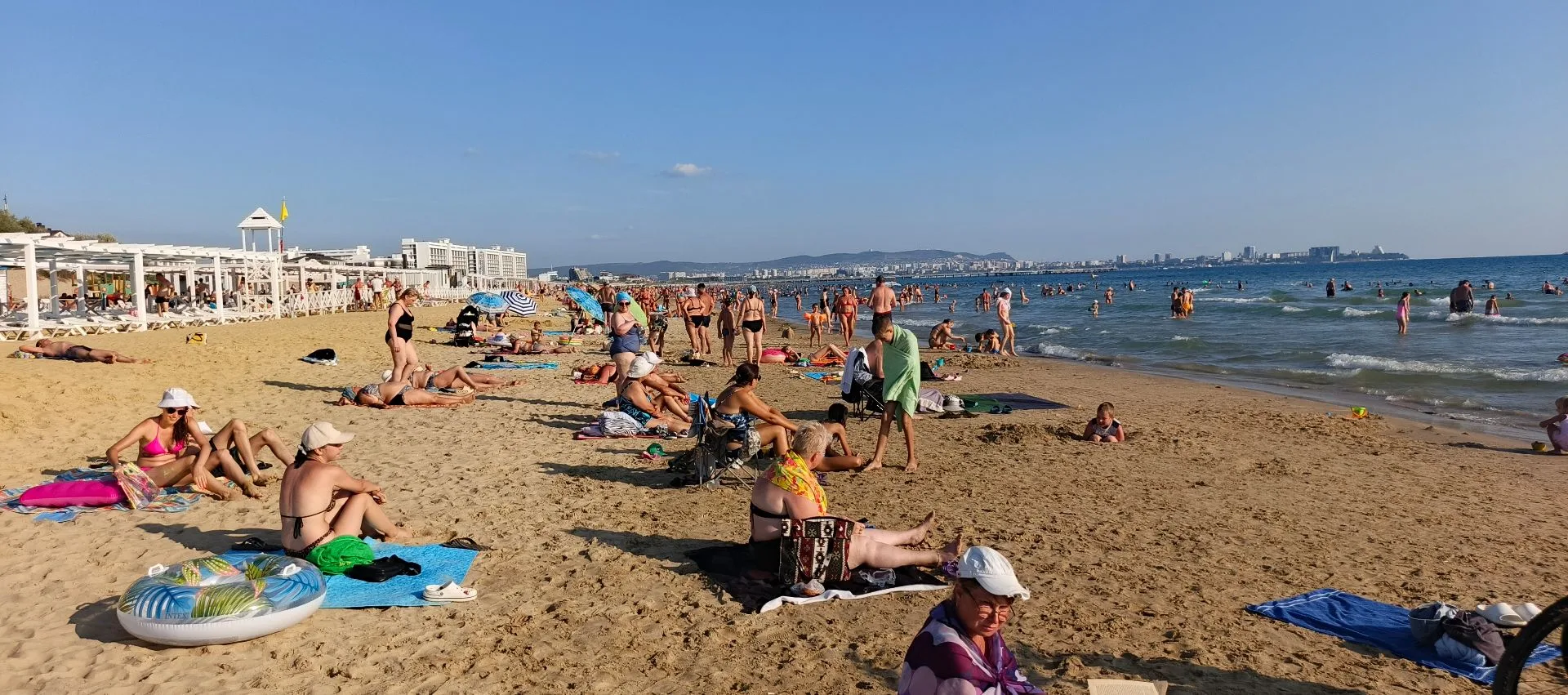 Обстановка на пляже в Джемете☀️.
