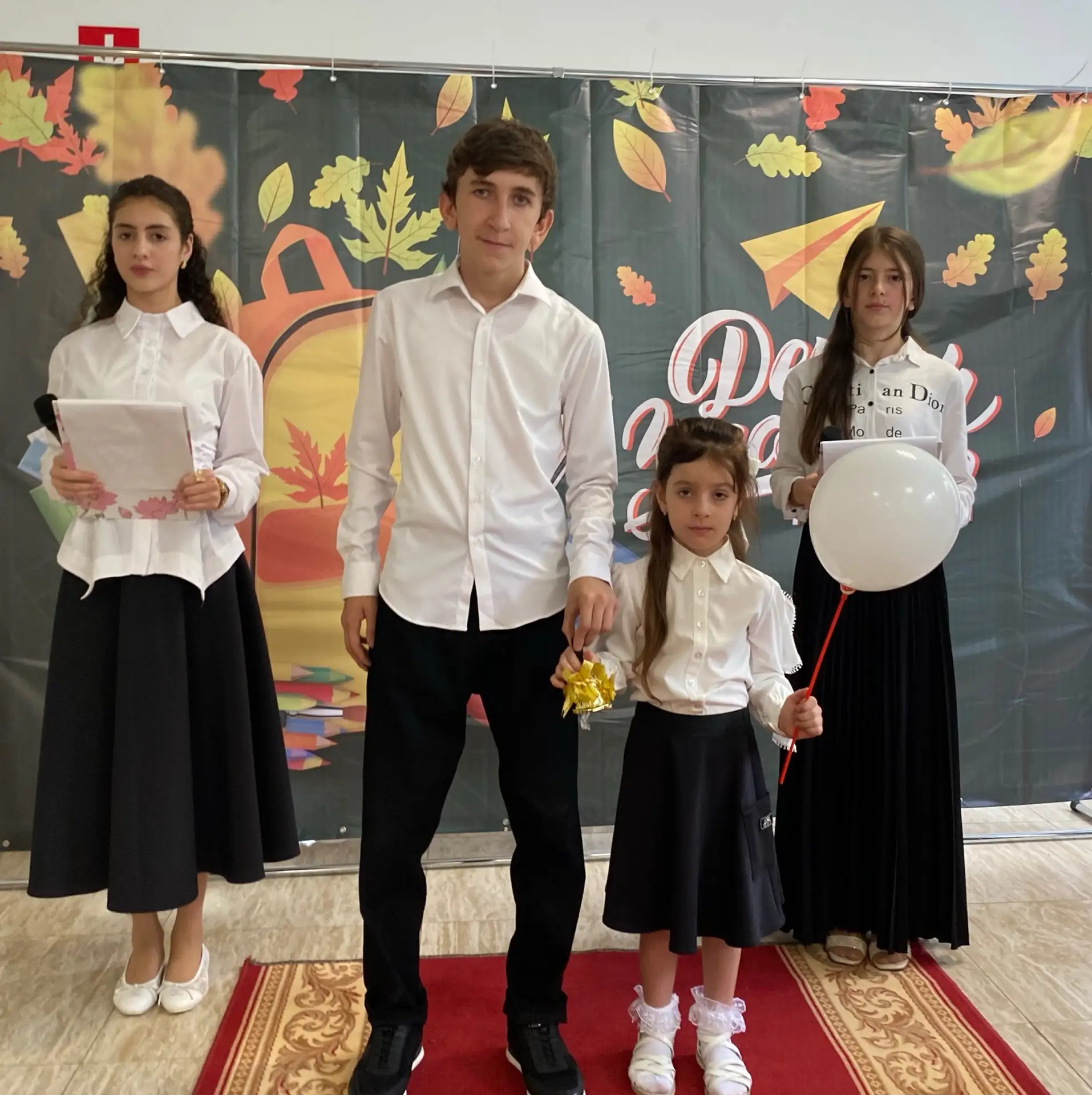 С Днем знаний! В нашей школе прозвенел первый звонок! 🔔✨