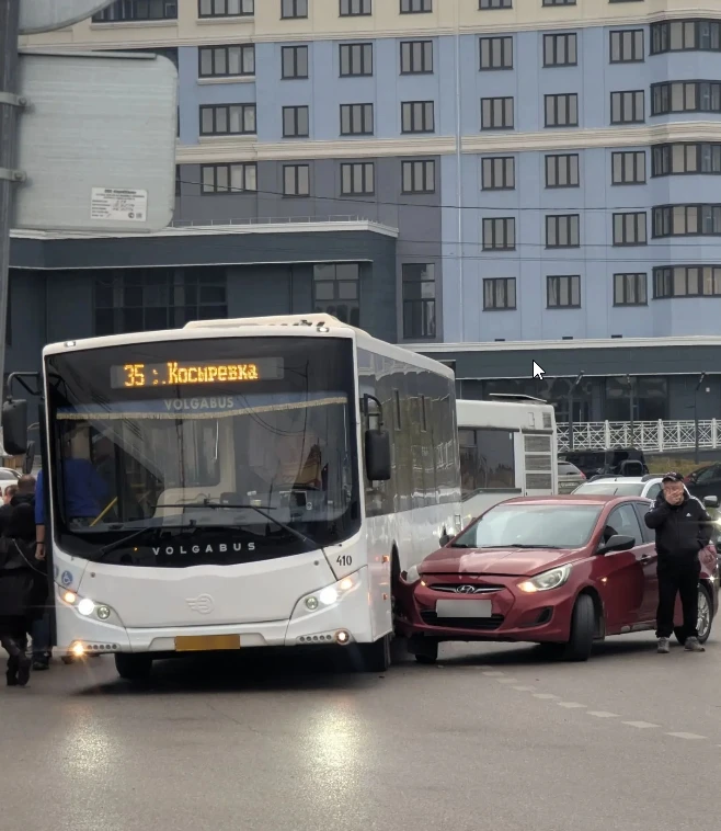 😬 Не поделили дорогу: автобус и легковушка столкнулись в Липецке