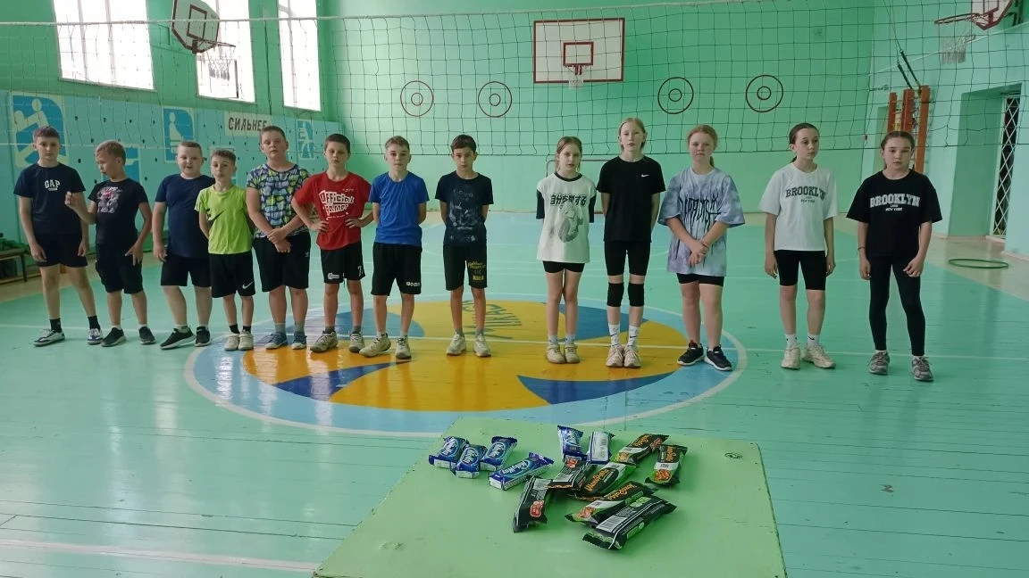 🏐 7 мая в спортивном зале школы №15 прошли захватывающие соревнования по пионерболу, посвященные Дн