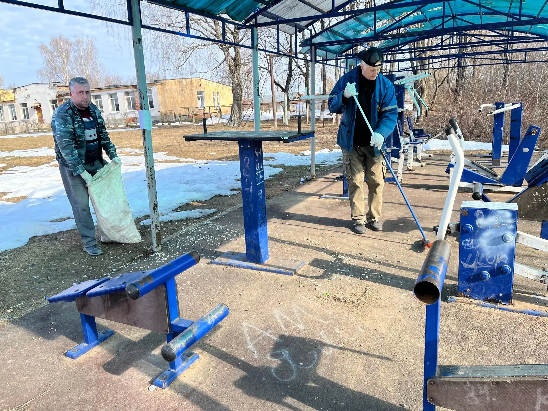 Начали готовить площадки к летнему сезону.