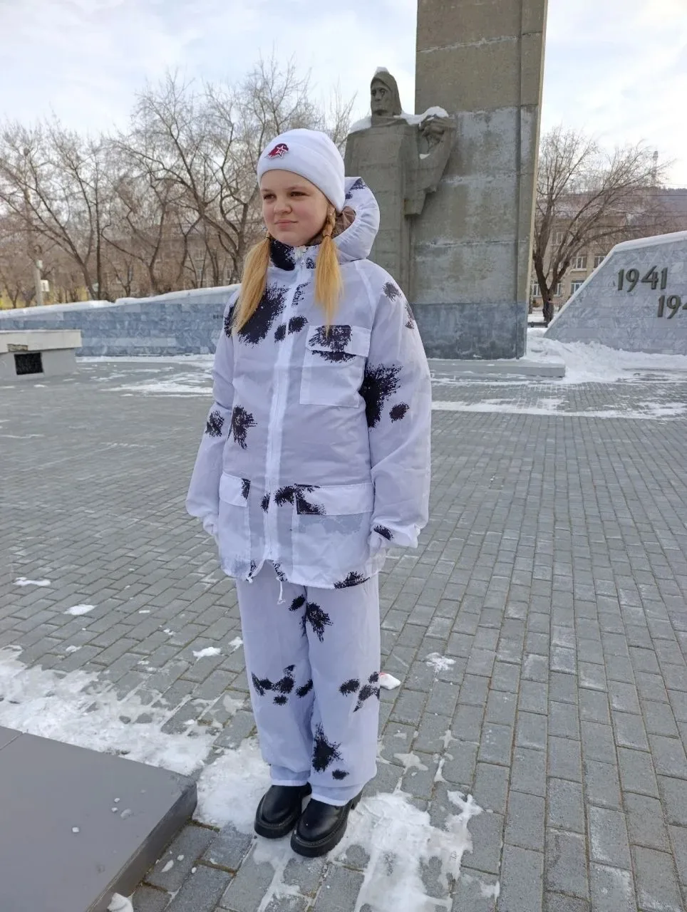 На площади возле мемориала Скорбящей матери прошел митинг, посвященный 37-й годовщине с...