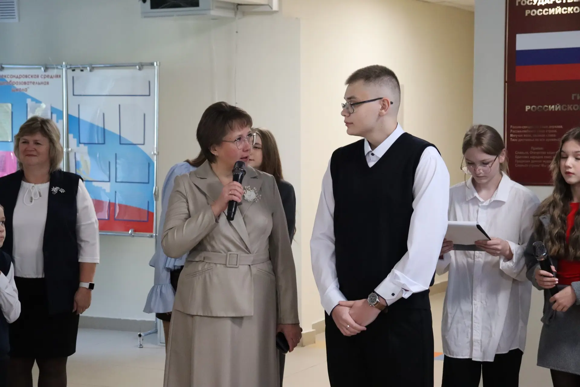 🎓 Сегодня начало недели в нашей школе было не совсем обычным, а по-настоящему празднич...