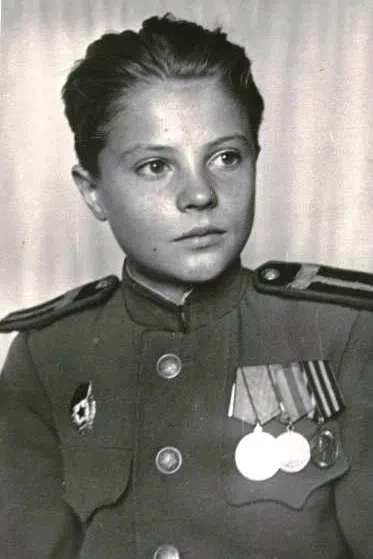 15-ЛЕТНИЙ ГЕРОЙ

Приказом от 13 мая 1945 года гвардии старшина 264-го миномётного полка 4-го гвардей