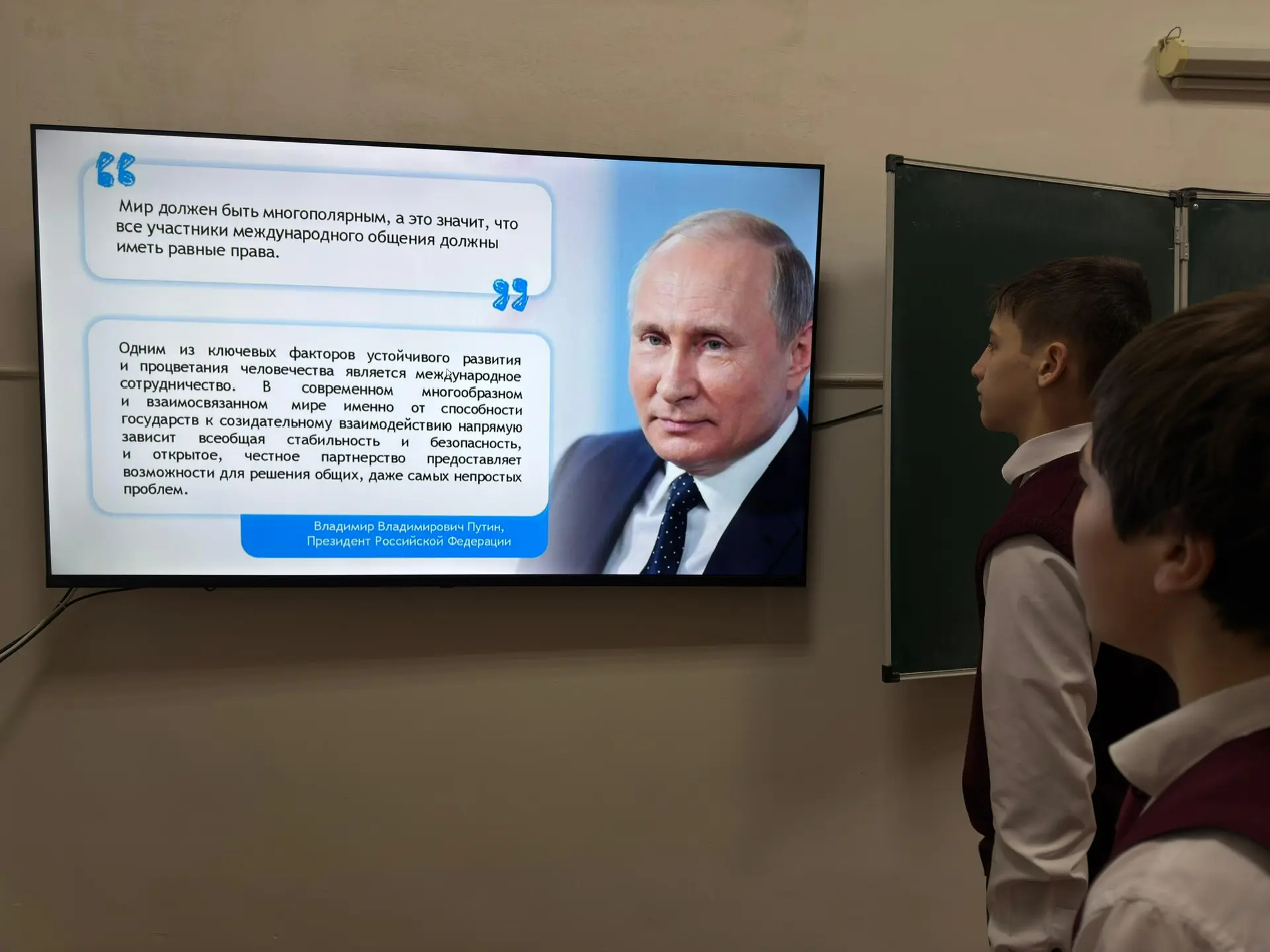 В МБОУ «СОШ № 4 с. Алхан-Юрт» новая учебная неделя традиционно началась с «Разговоров о важном». Тем