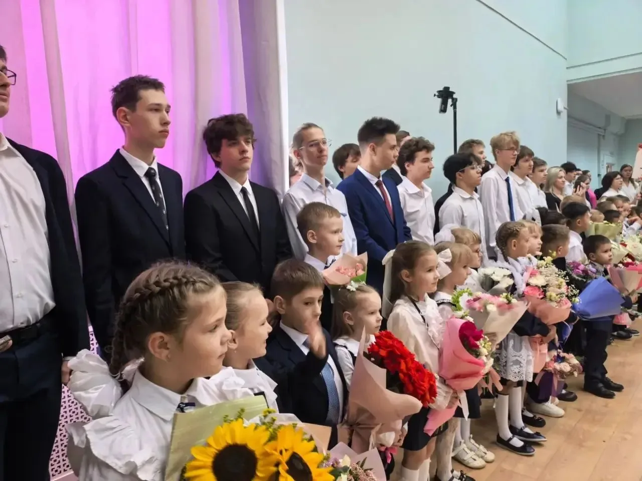 Сегодня в школах Реутова прошли торжественные линейки, посвященные Дню знаний и началу ...