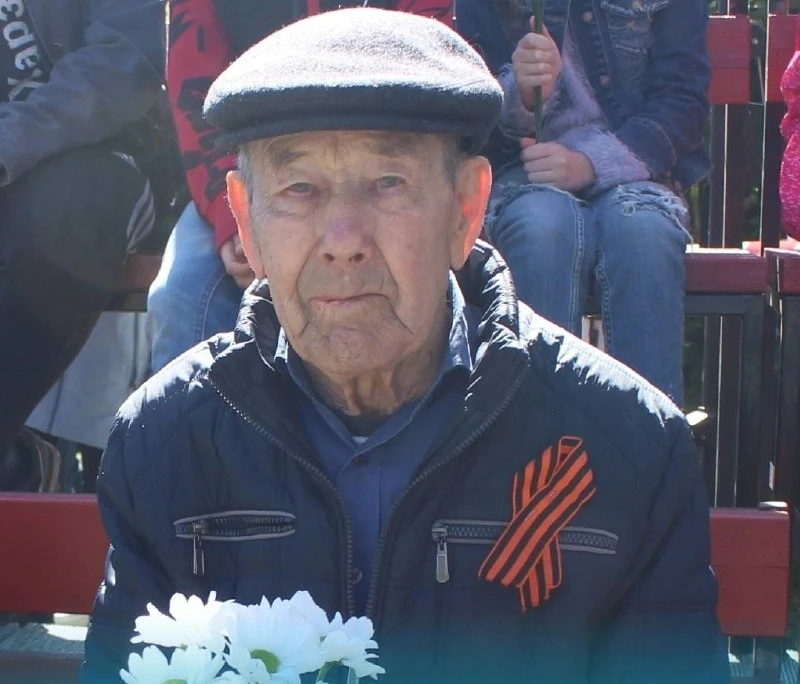 В городе Пионерский юбилейную медаль «80 лет Калининградской области» вручили Виктору Т...