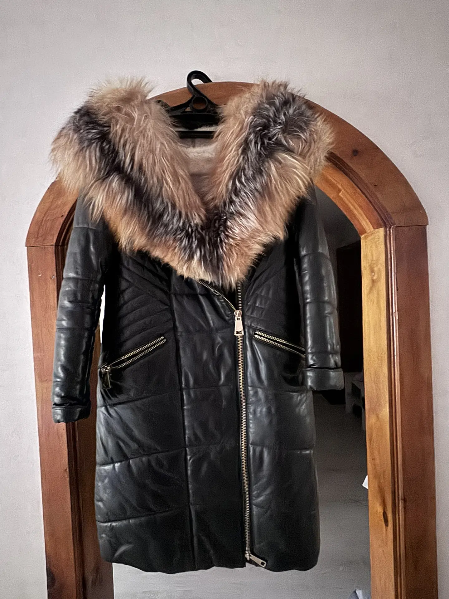 Продам кожаный пуховик с капюшоном, размер 48, вопросы в л/с