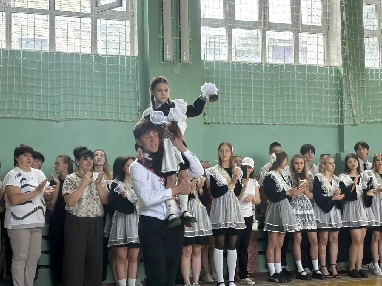 🎊Сегодня для наших выпускников 9-х и 11-х классов прозвучал последний звонок. Торжественная линейка 