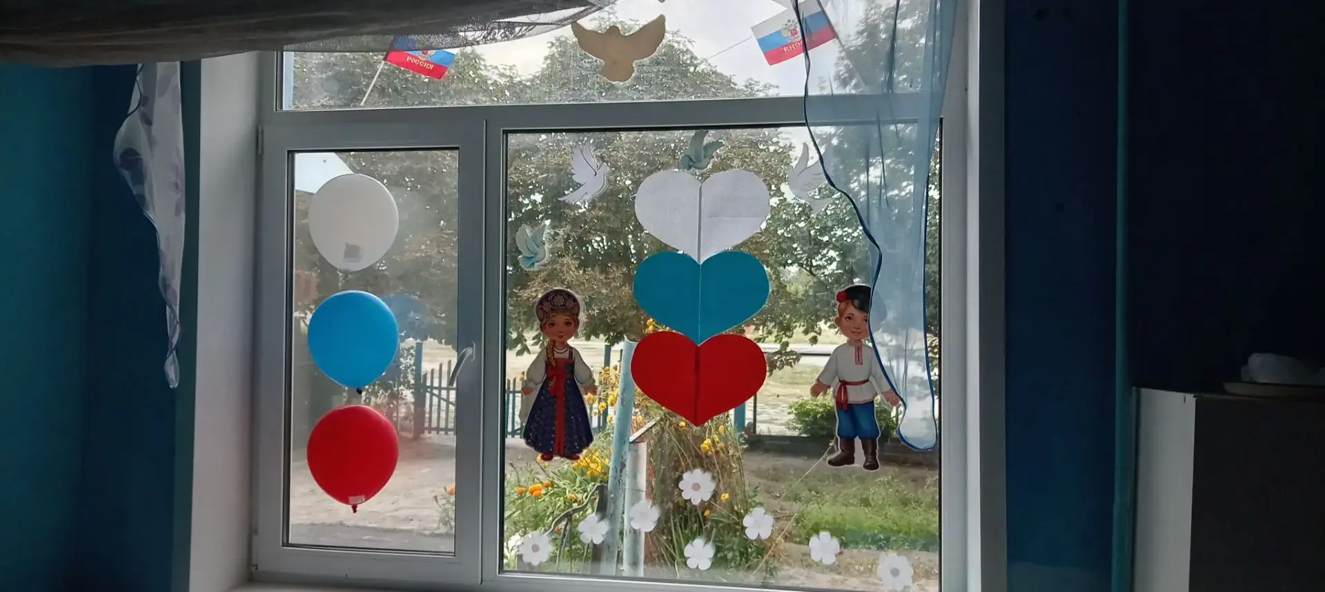 Наш детский сад принял  участие в оформлении окон в преддверии Дня государственного фла...