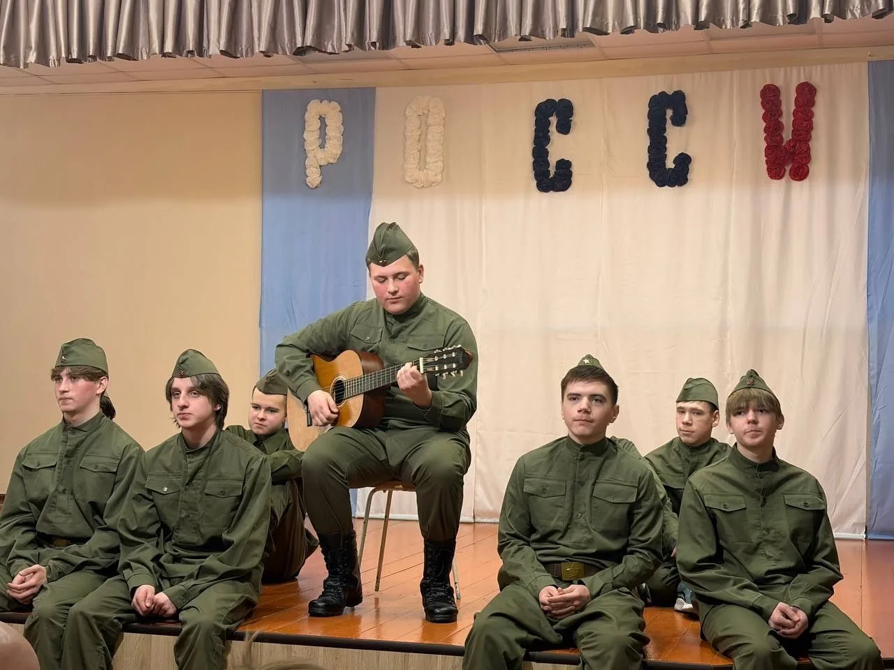 🎶 17 и 18 февраля в Еткульской школе прошли отборочные этапы фестиваля военно-патриотической инсцени