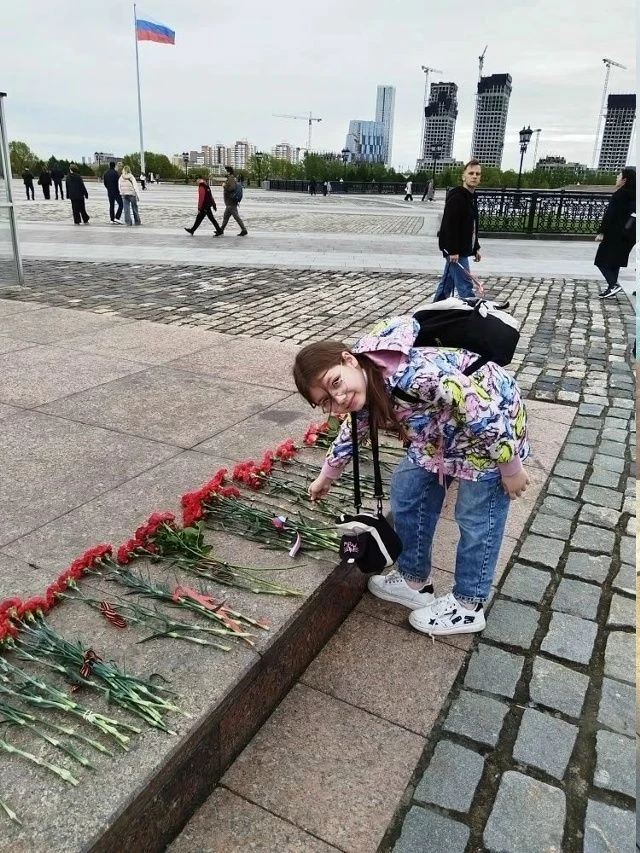 Акция «Волна памяти» Маша Емельяненко почтила память героев в День Великой Победы. Маша возложила цв