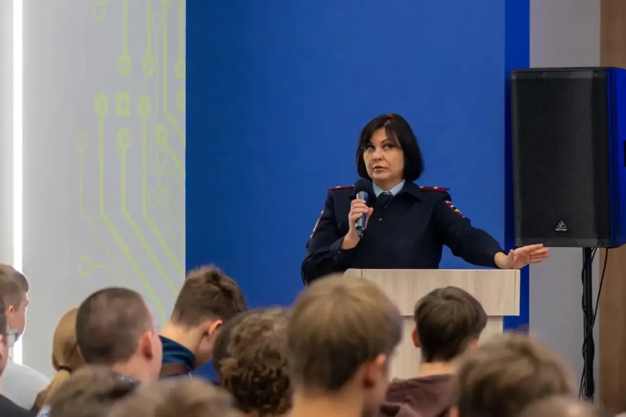 В Новосибирске сотрудник полиции провел для студентов профилактическое мероприятие по п...