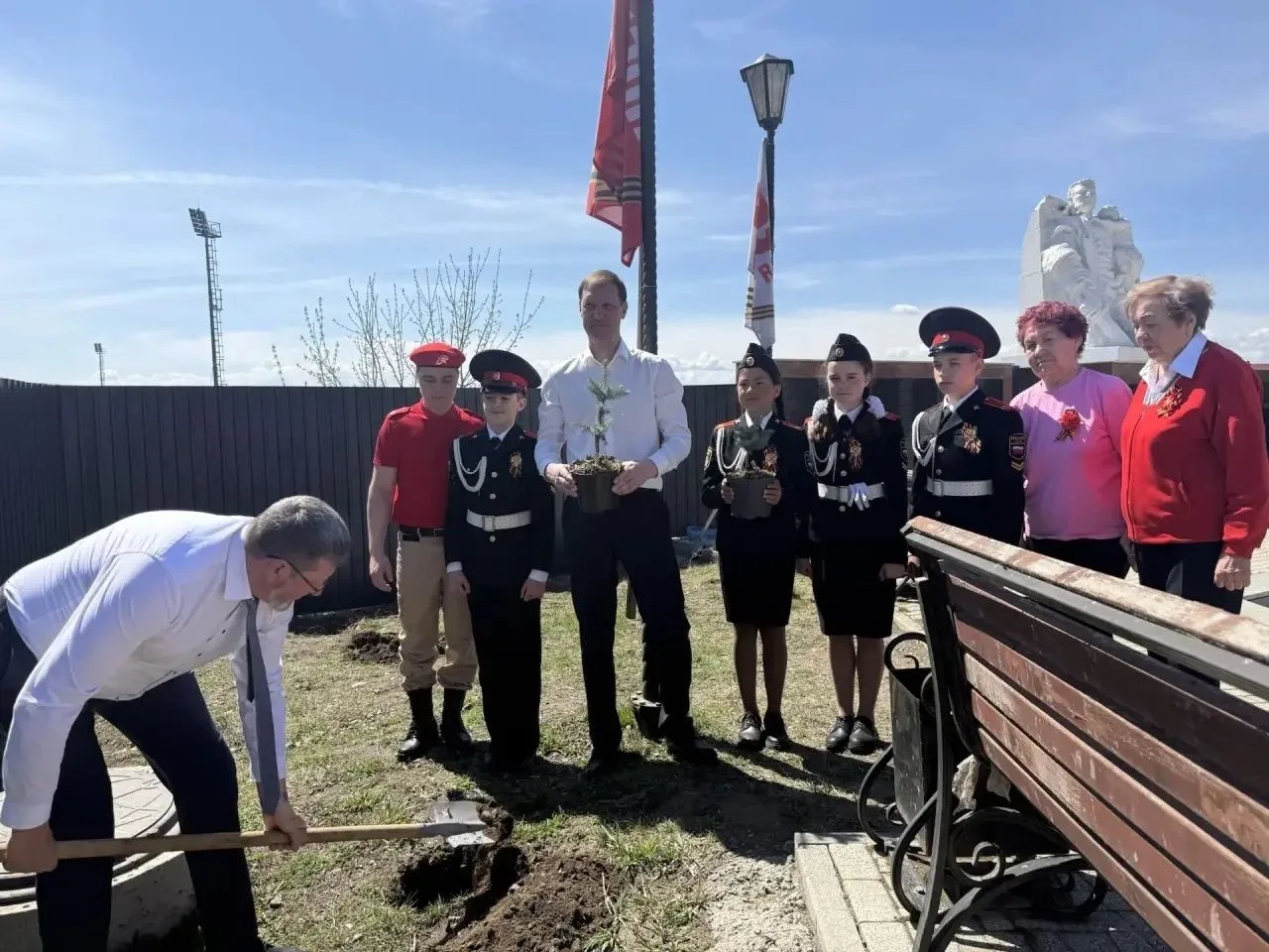 После митинга юнармейцы и кадеты совместно с главой Уриковского административного округа Андреем Евг