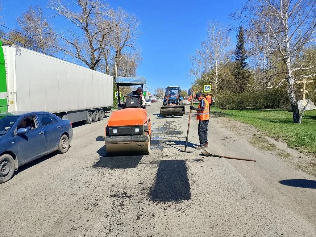Коммунальные службы продолжают работы по содержанию дорог и благоустройству городских территорий ⁣ 🚜