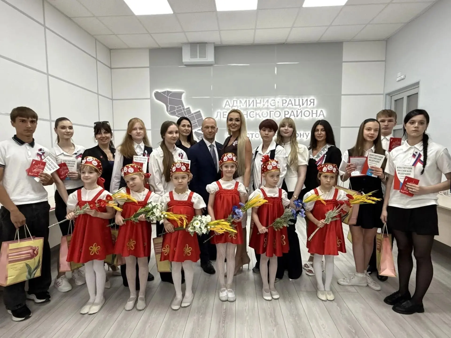 🇷🇺Состоялась торжественная церемония вручения паспорта гражданина Российской Федерации 14-летним л