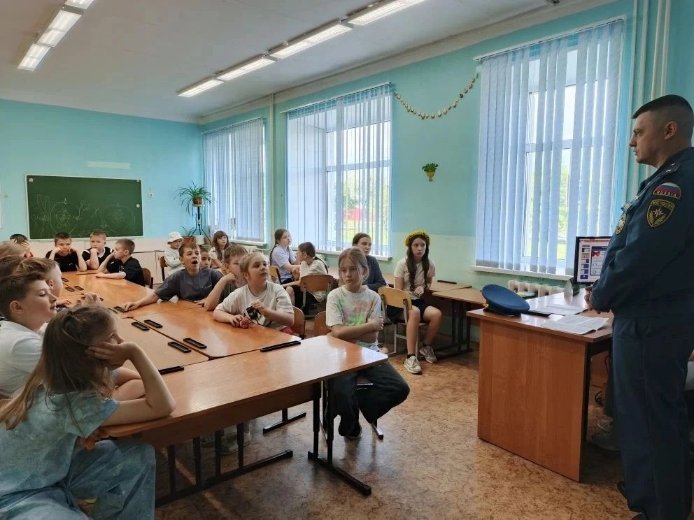 МОИ БЕЗОПАСНЫЕ КАНИКУЛЫ🎈🚩Сегодня в нашем пришкольном летнем лагере состоялась встреча с начальнико