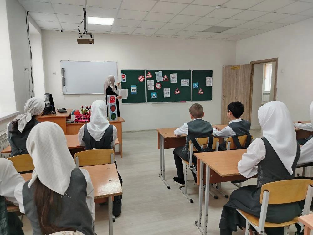 В рамках месяца, посвященного Правилам дорожного движения, классные руководители 1-11 классов, орган