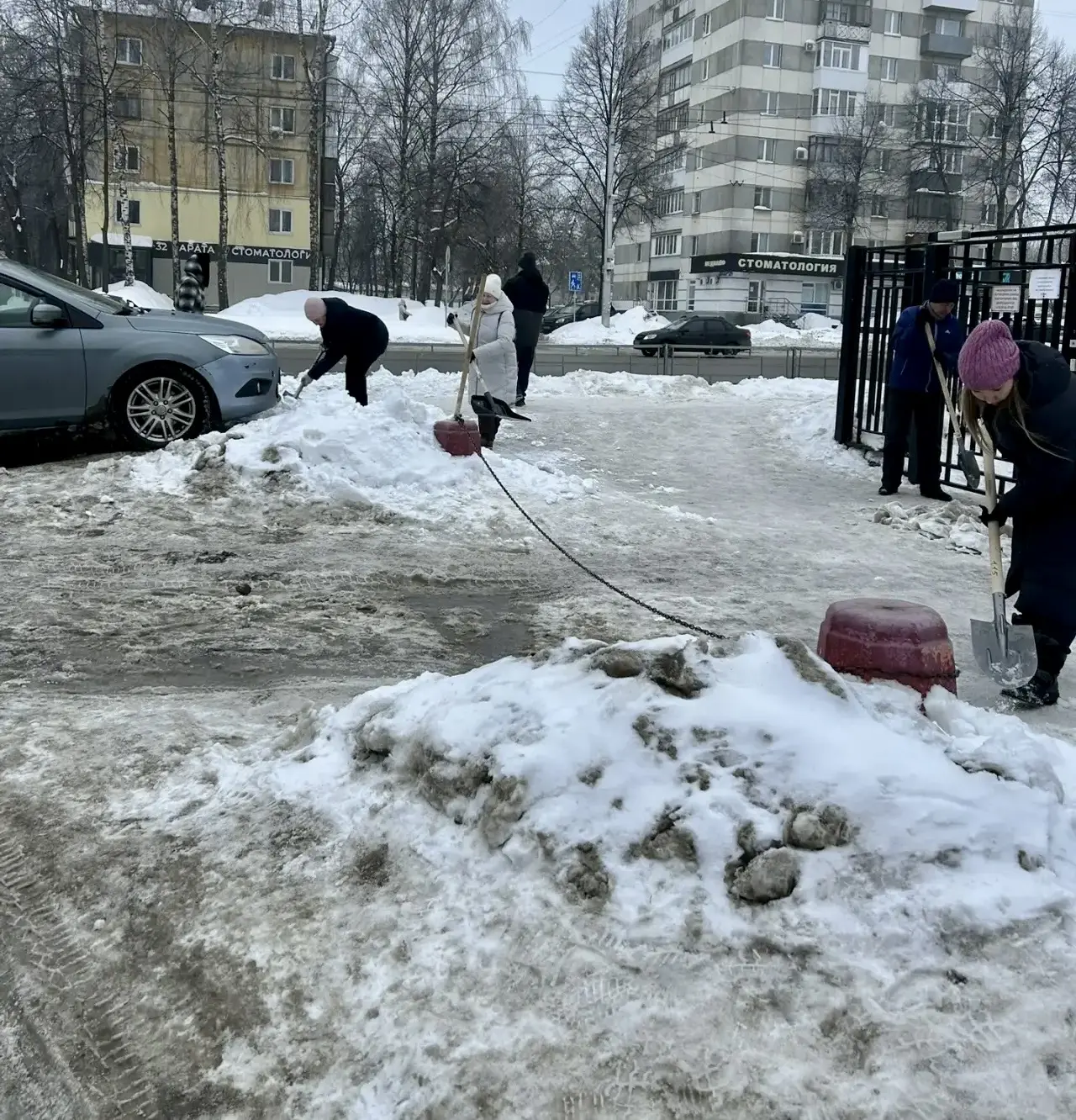 ❄️ Снежный субботник в действии! ☃️  Сегодня, 14 марта, наша гимназия превратилась в настоящую коман