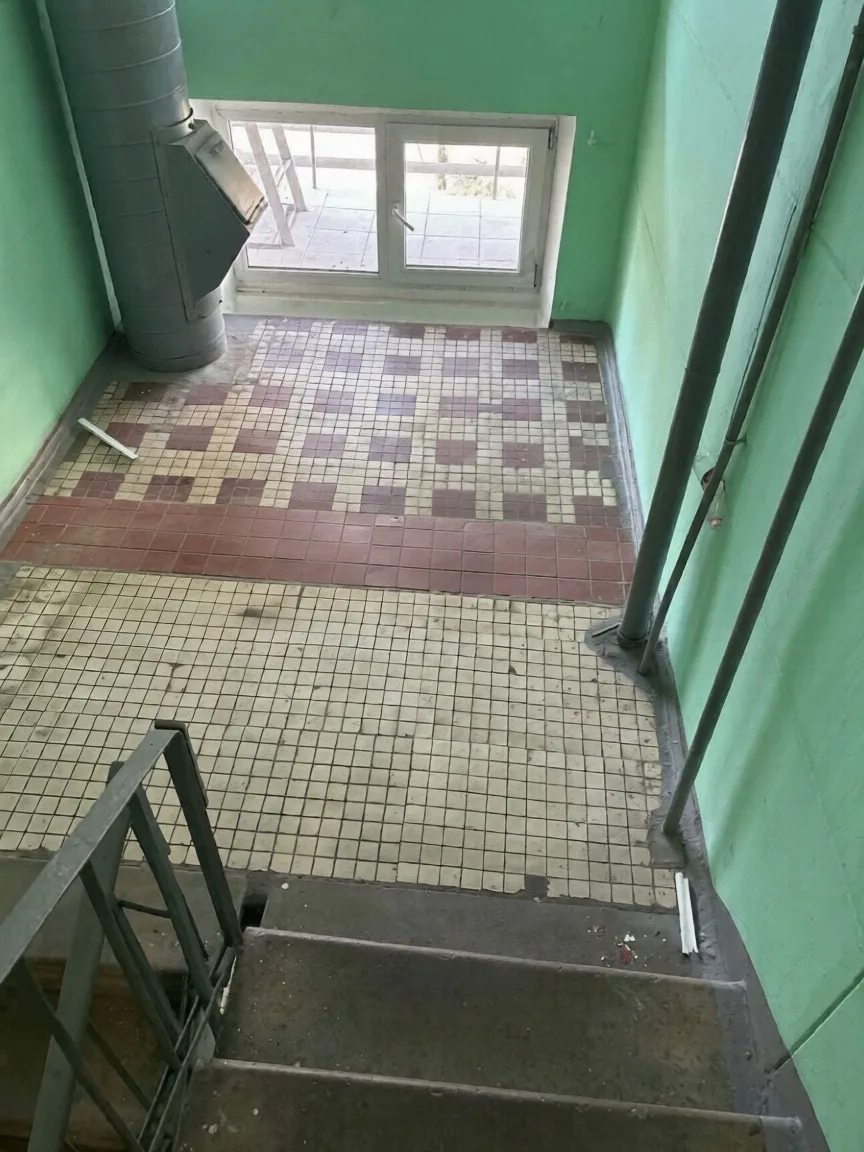 🧹 Лестница покрылась сплошной грязью