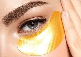 Из домашнего anti-age, который вообще не стоит недооценивать — патчи под глаза из холодильника.  Но 