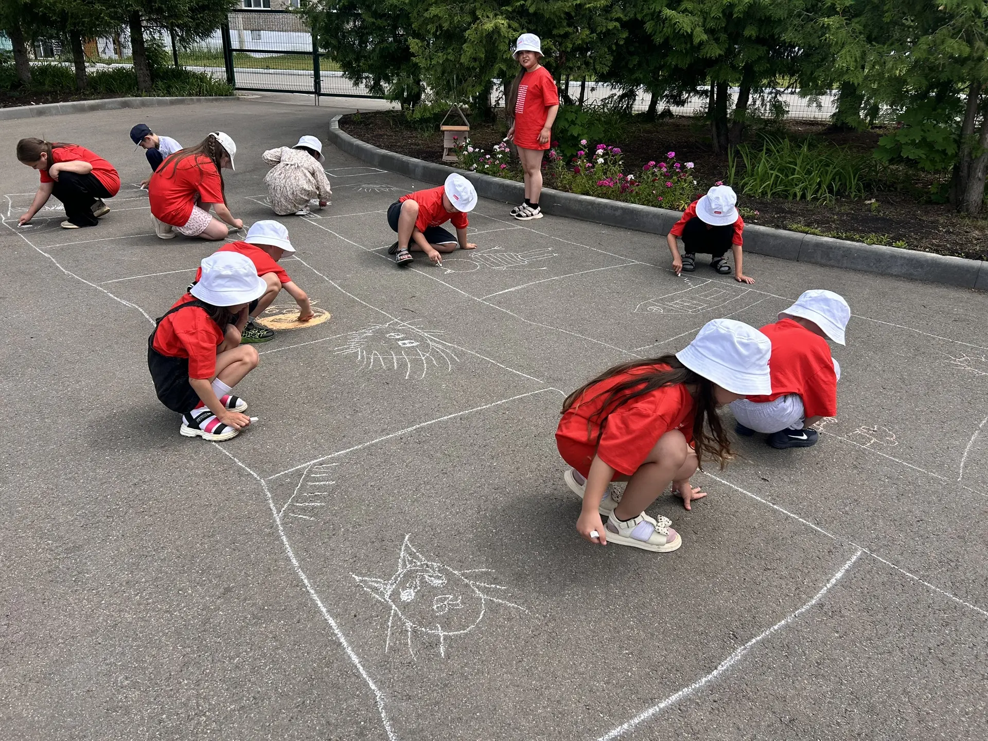 🎨 ДЕНЬ РИСУНКОВ НА АСФАЛЬТЕ + ЗАЖИГАТЕЛЬНАЯ ИГРА! 🕺

Вчера в нашем лагере было особенно красочно и