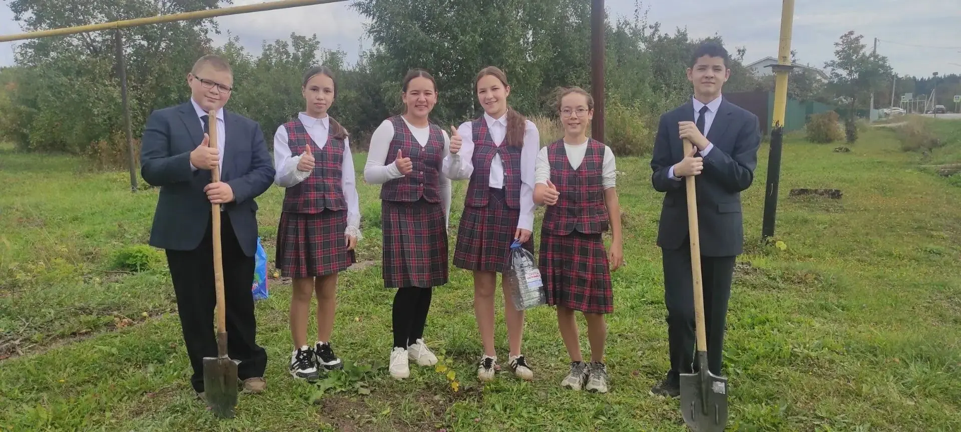 Учащиеся и педагоги Иштуганской школы озеленяют посёлок