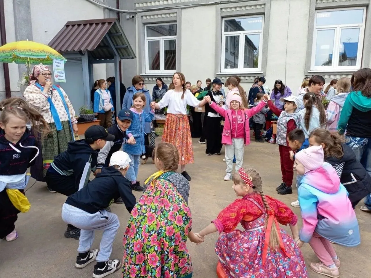Сегодня в нашей школе прошла вторая ярмарка рассады!   Уютная весенняя атмосфера, зелень на столах, 