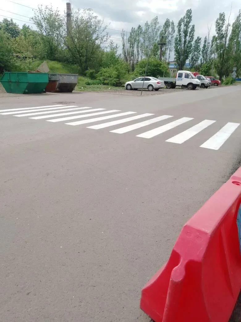 Дорожная бригада МУП "Комсервис" продолжает работы по обновлению дорожной разметки на улицах города.
