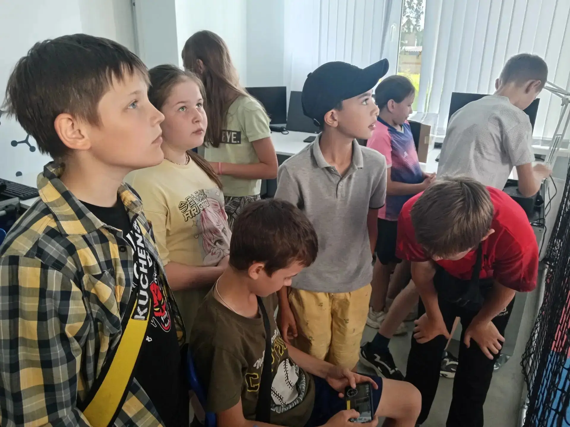 Занятия по беспилотным летательным аппаратам (БПЛА) в детских лагерях обычно делятся на два ключевых