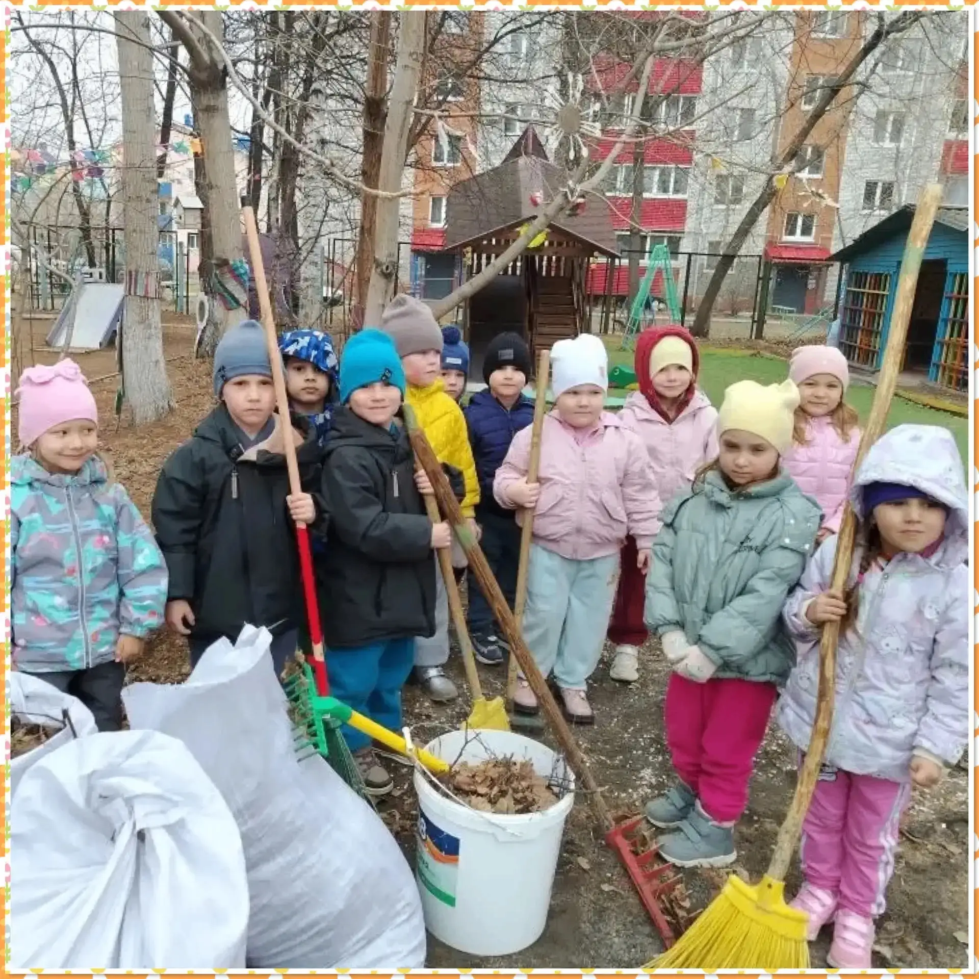 В рамках общекраевого субботника наш детский сад превратился в большую команду!   Наряду с сотрудник
