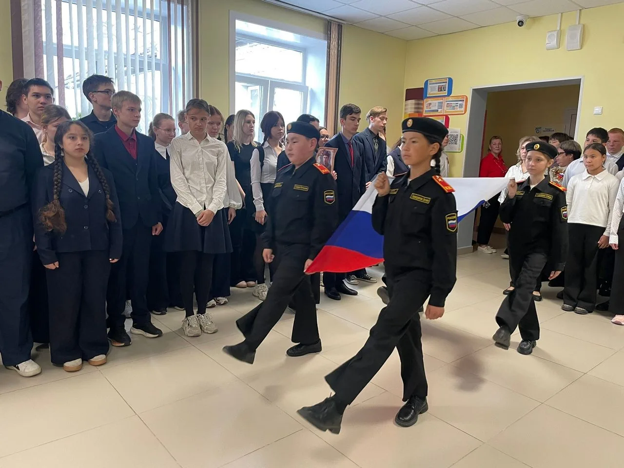 На этой неделе наша торжественная линейка была особенной. Она была посвящена священной дате — 81-й г