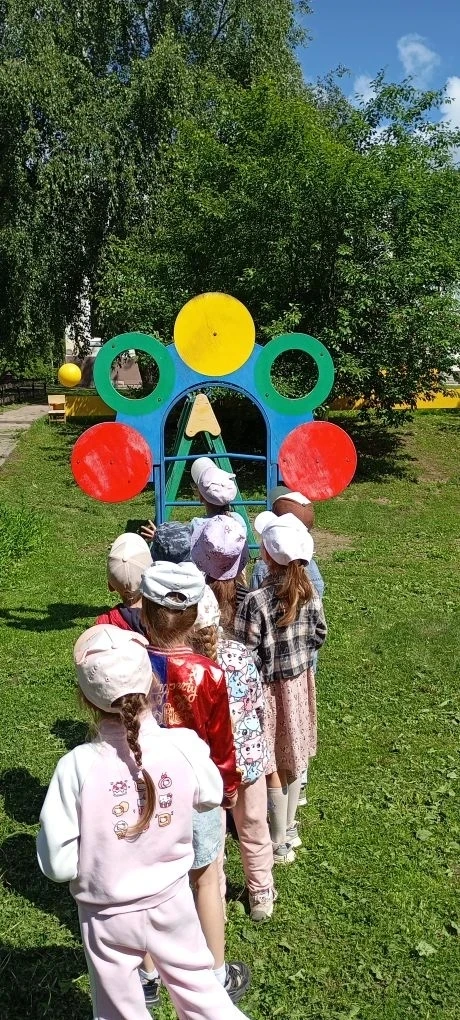 Лето, движение, радость! ☀️🏓

Прогулка в детском саду — это не просто свежий воздух, это время для 